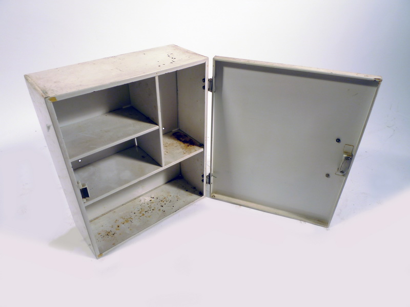 armario botiquin metal cruz adhesiva 37x30x14 1u